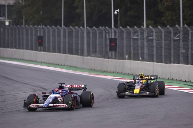 30 LAWSON Liam (nzl), Visa Cash App RB F1 Team VCARB 01, 11 PEREZ Sergio (mex), Red Bull Racing RB20, action during the Formula 1 Gran Premio de la Ciudad de Mexico 2024, 20th round of the 2024 Formula One World Championship, WM, Weltmeisterschaft from October 25 to 27, 2024 on the Autodromo Hermanos Rodriguez, in Mexico City, Mexico - F1 - MEXICO CITY GRAND PRIX 2024 DPPI Panoramic 241027_R20_MESSICO_EA025799.JPG