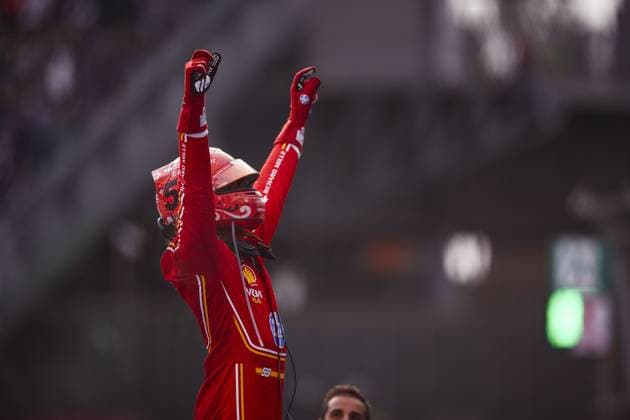 SAINZ Carlos (spa), Scuderia Ferrari SF-24, portrait celebrating his win during the Formula 1 Gran Premio de la Ciudad de Mexico 2024, 20th round of the 2024 Formula One World Championship, WM, Weltmeisterschaft from October 25 to 27, 2024 on the Autodromo Hermanos Rodriguez, in Mexico City, Mexico - F1 - MEXICO CITY GRAND PRIX 2024 DPPI Panoramic  241027_R20_MESSICO_EA025908