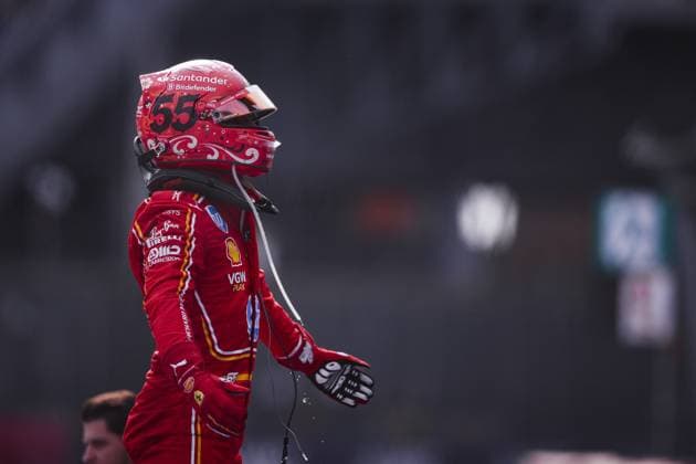 SAINZ Carlos (spa), Scuderia Ferrari SF-24, portrait celebrating his win during the Formula 1 Gran Premio de la Ciudad de Mexico 2024, 20th round of the 2024 Formula One World Championship, WM, Weltmeisterschaft from October 25 to 27, 2024 on the Autodromo Hermanos Rodriguez, in Mexico City, Mexico - F1 - MEXICO CITY GRAND PRIX 2024 DPPI Panoramic  241027_R20_MESSICO_EA025835