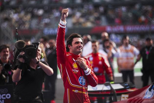 SAINZ Carlos (spa), Scuderia Ferrari SF-24, portrait celebrating his win during the Formula 1 Gran Premio de la Ciudad de Mexico 2024, 20th round of the 2024 Formula One World Championship, WM, Weltmeisterschaft from October 25 to 27, 2024 on the Autodromo Hermanos Rodriguez, in Mexico City, Mexico - F1 - MEXICO CITY GRAND PRIX 2024 DPPI Panoramic  241027_R20_MESSICO_EA016364