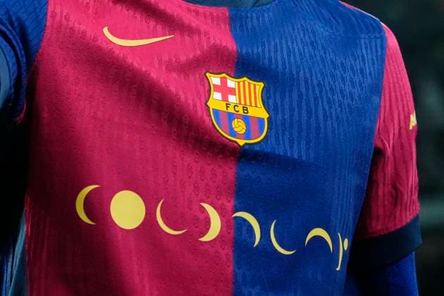 Real Madrid CF v FC Barcelona, Barca - La Liga EA Sports Detail of the Barcelona shirt with the logo of the music group Coldplay during the La Liga match between Real Madrid CF and FC Barcelona at Estadio Santiago Bernabeu on October 27, 2024 in Madrid, Spain. Madrid Spain  Copyright: xJosexBretonx originalFilename:bretonhernandez-realmadr241026_npDNA.jpg