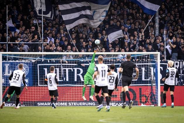 Soccer Men 2 Bundesliga 10 Matchday Season 2024 2025 SV Darmstadt 98 SSV Ulm 1846 Football 1 1 27 10 2024 Parade 1 Niclas Thiede SSV Ulm DFL regulations prohibit any use of photographs as image sequences and or quasi video Darmstadt Merck Stadion am Böllenfalltor Germany