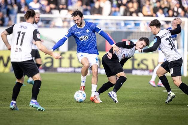 Soccer Men 2 Bundesliga 10 Matchday Season 2024 2025 SV Darmstadt 98 SSV Ulm 1846 Football 1 1 27 10 2024 9 Fraser Hornby SV Darmstadt , 23 Max Brandt SSV Ulm DFL regulations prohibit any use of photographs as image sequences and or quasi video Darmstadt Merck Stadion am Böllenfalltor Germany