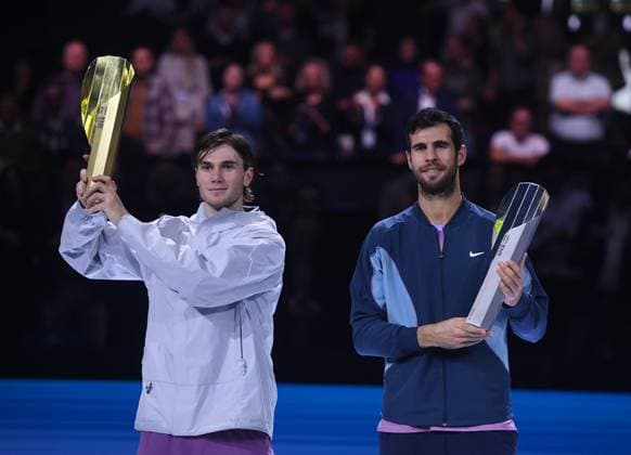 (241028) -- VIENNA, Oct. 28, 2024 -- Jack Draper (L) of Britain and Karen Khachanov of Russia pose with their trophies during the awarding ceremony after their men s singles final at Erste Bank Tennis Open in Vienna, Austria, Oct. 27, 2024. ) (SP)AUSTRIA-VIENNA-TENNIS-ERSTE BANK OPEN-FINAL HexCanling 