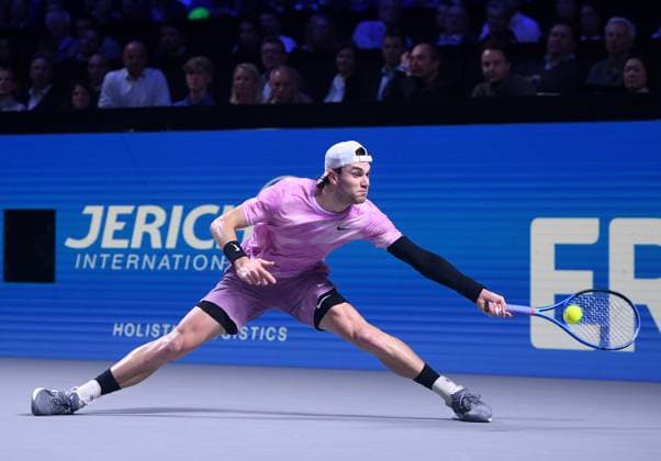 (241028) -- VIENNA, Oct. 28, 2024 -- Jack Draper of Britain hits a return during the men s singles final against Karen Khachanov of Russia at Erste Bank Tennis Open in Vienna, Austria, Oct. 27, 2024. ) (SP)AUSTRIA-VIENNA-TENNIS-ERSTE BANK OPEN-FINAL HexCanling 