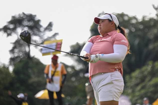 October 27, 2024, Kuala Lumpur, Malaysia: Mirabel Ting of Malaysia plays her shot from the 2nd tee during the final round of Maybank Championship 2024 on Kuala Lumpur Golf & Country Club golf course. Kuala Lumpur Malaysia - ZUMAs197 20241027_aaa_s197_321 Copyright: xFarisxHadziqx