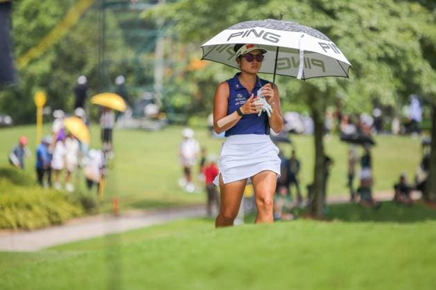 Sport Bilder des Tages October 27, 2024, Kuala Lumpur, Malaysia: Bianca Pagdanganan of Philippines seen with an umbrella at the 13th tee during the final round of Maybank Championship 2024 on Kuala Lumpur Golf & Country Club golf course. Kuala Lumpur Malaysia - ZUMAs197 20241027_aaa_s197_352 Copyright: xFarisxHadziqx