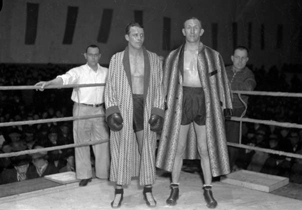 Göteborg 1935-04-05 - Boxare i Mässhallen - Boxaren th heter troligen Charles Smith och den andre Björn Storsen e.likn - kallades för svenskdödaren - *** Local Caption *** GT Lada 1-15 april KAMERAREPORTAGE Boxning x2524x *** Gothenburg 1935 04 05 Boxers in the Exhibition Hall The boxers name is probably Charles Smith and the other Björn Storsen and the like were called the Swedish killer Local Caption GT Lada 1 April 15 KAMERAREPORTAGE Boxing x2524x  Copyright: xKamerareportage TTx xx *** Gothenburg 1935 04 05 Boxers in the Exhibition Hall The boxers name is probably Charles Smith and the other Björn Storsen and the like were called the Swedish killer Local Caption GT Lada 1 April 15 KAMERAREPORTAGE Boxing x2524x Gothenburg 1935 04 05 Boxers in the Exhibition Hall The boxers name is probably Charles Smith and the other Björn Storsen and the like were called the Swedish killer Local Caption GT Lada 1 April 15 KAMERAREPORTAGE Boxing x2524x  Copyright xKamerareportage TTx xx  Copyright: xIMAGO Kamerareportage TTx imago images 0769086131