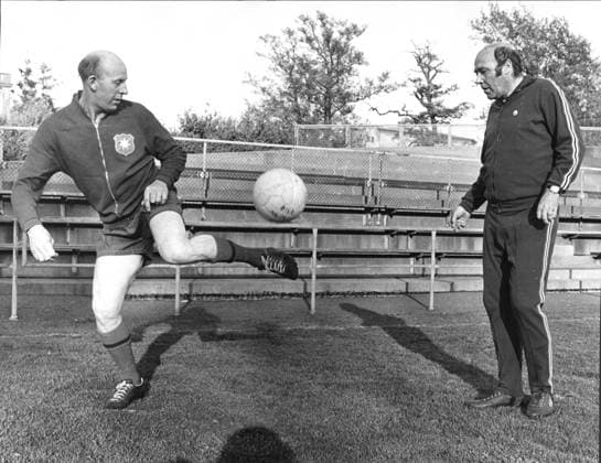 Karl Erik Kristensson, Tölö , soccer player Sweden Örgryte IS and Gunnar Gren, former soccer player, soccer coach Sweden, training action 1974 05 01 c SETTESKOG FRANK Aftonbladet IBL Bildbyra EXPRESSEN OUT AFTONBLADET 5600 fotboll x2512x  Copyright: xAftonbladet TTx xx
