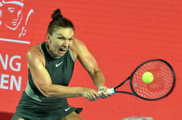 (241028) -- HONG KONG, Oct. 28, 2024 -- Simona Halep of Romania hits a return during the women s singles round of 32 match against Yuan Yue of China at WTA250 Hong Kong Tennis Open in Hong Kong, south China, Oct. 28, 2024. (Photo by Xinhua) (SP)CHINA-HONG KONG-TENNIS WTA, Tennis Damen 250-WOMEN S SINGLES(CN) LoxPingxFai 