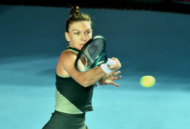 (241028) -- HONG KONG, Oct. 28, 2024 -- Simona Halep of Romania hits a return during the women s singles round of 32 match against Yuan Yue of China at WTA250 Hong Kong Tennis Open in Hong Kong, south China, Oct. 28, 2024. (Photo by Xinhua) (SP)CHINA-HONG KONG-TENNIS WTA, Tennis Damen 250-WOMEN S SINGLES(CN) LoxPingxFai 