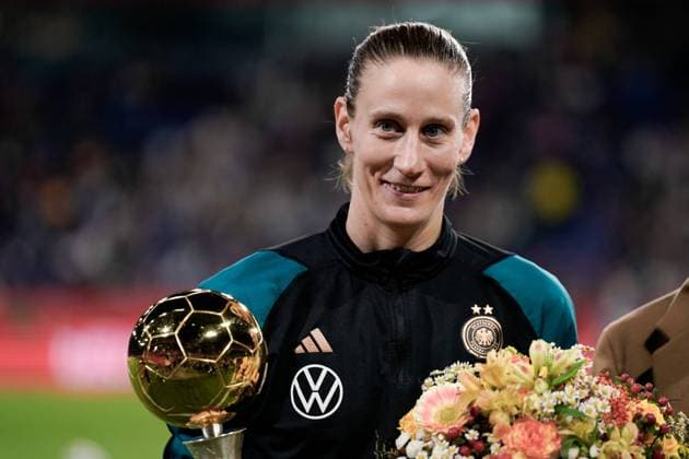 Duisburg, Germany, October 28th 2024: Goalkeeper Ann-Katrin Berger (1 Germany) receives the best goalkeeper award prior to the International Womens Friendly football match between Germany and Australia at Schauinsland-Reisen-Arena in Duisburg, Germany. (Daniela Porcelli SPP) Copyright: xDanielaxPorcellix xSPPx spp-en-DaPoSp-20241028-_DP25390