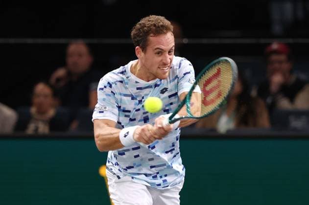 ROLEX PARIS MASTERS TENNIS 2024 Thierry Larret Maxppp. Tennis. Rolex Paris Masters. Accorhotels Arena, Paris (75), le 28 Octobre 2024. Stefanos TSITSIPAS (GRE) vs Roberto CARBALLES BAENA (ESP) Paris (75) ACCORHOTELS ARENA ILE DE FRANCE FRANCE  Copyright: xMAXPPPxThierryxLarretx TL_20241028_2030 0776166295st