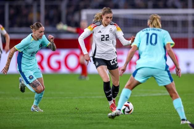 28 10 2024, Womens international soccer match, Germany Australia, Schauindland Reisen Arena Duisburg, 2024 2025 season Jule Brand GER 22 battling for the ball against Sharn Freier AZN 24 and Emily van Egmond AZN 10 North Rhine-Westphalia Germany