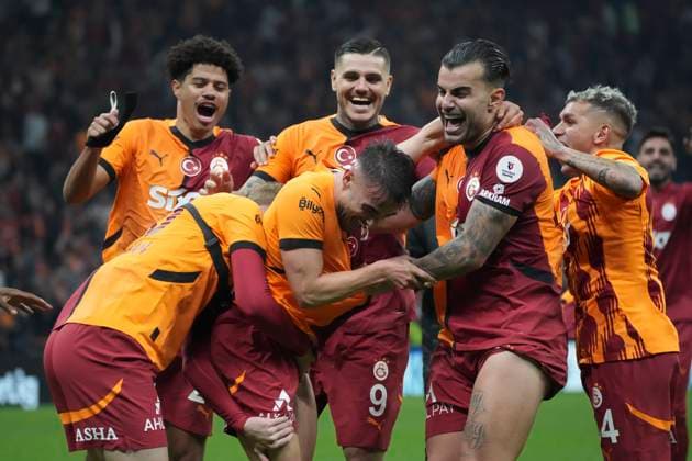 Sport Themen der Woche KW44 Sport Bilder des Tages Yunus Akgun and Mauro Icardi (R) of Galatasaray celebrates victory with their fans after the Turkish Super League derby match between Galatasaray and Besiktas at Rams Park Stadium in Istanbul , Turkey on October 28 , 2024. ( Photo by Seskimphoto ) Istanbul Turkey Istanbul Turkey Copyright: xSeskimphotox GSaray-Besiktas-281024 (40)