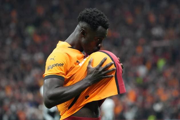 Bilder des Jahres 2024, Sport 10 Oktober Sport Bilder des Tages Davinson Sanches of Galatasaray celebrates after scoring the first goal of his team with teammates during the Turkish Super League derby match between Galatasaray and Besiktas at Rams Park Stadium in Istanbul , Turkey on October 28 , 2024. ( Photo by Seskimphoto ) Istanbul Turkey Istanbul Turkey Copyright: xSeskimphotox GSaray-Besiktas-281024 (120)