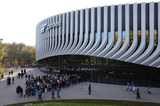Besucher warten am Eingang E1 auf den Einslass zum Spiel EHC Muenchen Red Bull- ERC Ingolstadt Panther, SAP Garden München, 27.10.2024, DEL, Eishockey *** Visitors wait at entrance E1 for admission to the match EHC Muenchen Red Bull ERC Ingolstadt Panther, SAP Garden München, 27 10 2024, DEL, Eishockey
