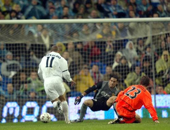 Fußball, Saison 2002 2023: Real Madrid CF - FC Valencia 4:1, Ronaldo (li., Real Madrid) gegen Torwart Andres Palop und Curro Torres (beide Valencia)  12-01 00-00 38696713
