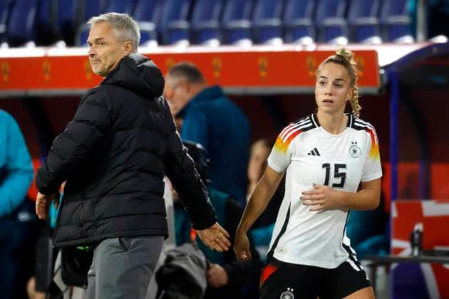 Duisburg, Germany, Germany Australia 1 2 Womens international match 28 10 2024 in the Schauinsland Reisen Arena in Duisburg Giulia GWINN GER left and coach Christian WÜCK GER right