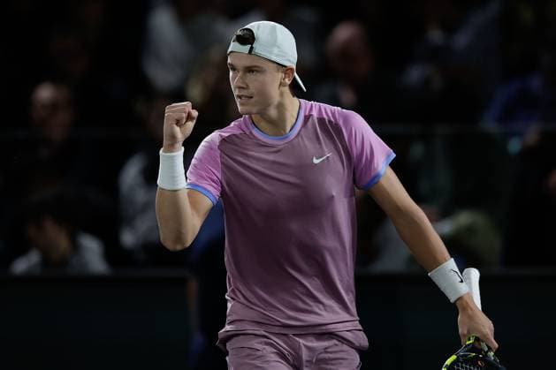 Paris, 29 10 2024 Tennis Rolex Paris Masters 2024, Matteo Arnaldi ITA Holger Rune v l , Holger Rune DK cheers, makes a fist Copyright: AntonioxBorga