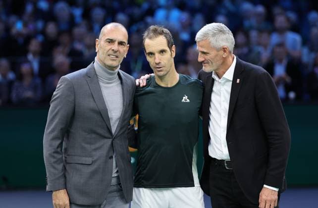 ROLEX PARIS MASTERS TENNIS 2024 Thierry Larret Maxppp. Tennis. Rolex Paris Masters. Accorhotels Arena, Paris (75), le 29 Octobre 2024. Ceremonie d adieu de Richard GASQUET (FRA) avec Cedric PIOLINE directeur du tournoi et Gilles MORETTON president FFT. Paris (75) ACCORHOTELS ARENA ILE DE FRANCE FRANCE  Copyright: xMAXPPPxThierryxLarretx TL_20241029_3629 0776525234st
