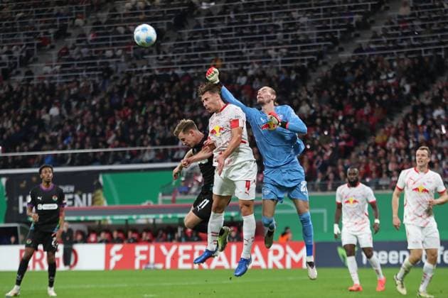 Sport Themen der Woche KW44 Sport Bilder des Tages Fußball, DFB-Pokal: RB Leipzig vs. FC St. Pauli, 29.10.24 von links: Johannes Eggestein (11, FC St. Pauli), Kapitän Willi Orban (4, RB Leipzig), Torwart Maarten Vandevoordt (26, RB Leipzig). Fußball, DFB-Pokal 2. Hauptrunde, Saison 2024 2025: RB Leipzig vs. FC St. Pauli am 29.10.24 in der Red Bull Arena, Leipzig. DFL REGULATIONS PROHIBIT ANY USE OF PHOTOGRAPHS AS IMAGE SEQUENCES AND OR QUASI-VIDEO. *** Soccer, DFB Pokal RB Leipzig vs FC St Pauli, 29 10 24 from left Johannes Eggestein 11, FC St Pauli , Captain Willi Orban 4, RB Leipzig , Goalkeeper Maarten Vandevoordt 26, RB Leipzig Football, DFB Pokal 2 Main Round, Season 2024 2025 RB Leipzig vs FC St Pauli on 29 10 24 at Red Bull Arena, Leipzig DFL REGULATIONS PROHIBIT ANY USE OF PHOTOGRAPHS AS IMAGE SEQUENCES AND OR QUASI VIDEO Copyright: xBEAUTIFULxSPORTS JanxKaeferx