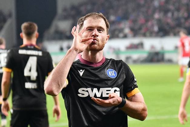 Sport Themen der Woche KW44 Bilder des Jahres 2024, Sport 10 Oktober Sport Bilder des Tages 29.10.2024, xhbx, Fussball DFB Pokal 2.Runde, Offenbacher Kickers - Karlsruher SC emspor, v.l. Torjubel, Goal celebration, celebrate the goal 0:1 durch Budu Zivzivadze (Karlsruher SC KSC) (DFL DFB REGULATIONS PROHIBIT ANY USE OF PHOTOGRAPHS as IMAGE SEQUENCES and or QUASI-VIDEO) Offenbach am Main *** 29 10 2024, xhbx, Fußball DFB Pokal 2 Runde, Offenbacher Kickers Karlsruher SC emspor, v l Torjubel, Goal celebration, celebrate the goal 0 1 durch Budu Zivzivadze Karlsruher SC KSC DFL DFB REGULATIONS PROHIBIT ANY USE OF PHOTOGRAPHS as IMAGE SEQUENCES and or QUASI VIDEO Offenbach am Main