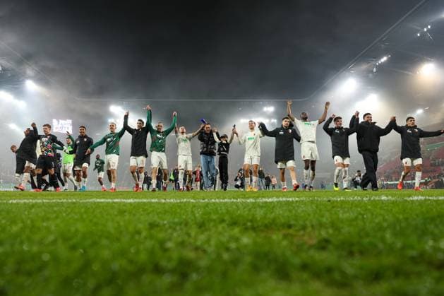Bilder des Jahres 2024, Sport 10 Oktober Sport Bilder des Tages Schlussjubel der Mannschaft bei den Augsburger Fans, FC Augsburg vs. FC Schalke 04, Fussball, DFB-Pokal, 2 Runde, 29.10.2024 DFB regulations prohibit any use of photographs as image sequences and or quasi-video Augsburg Bayern Deutschland *** Final cheers of the team with the Augsburg fans, FC Augsburg vs FC Schalke 04, Football, DFB Pokal, 2 Runde, 29 10 2024 DFB regulations prohibit any use of photographs as image sequences and or quasi video Augsburg Bayern Germany Copyright: xkolbert-press ChristianxKolbertx