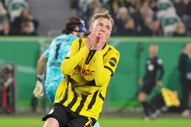 Sport Themen der Woche KW44 Sport Bilder des Tages Maximilian Beier (Borussia Dortmund) schaut enttaeuscht, DFB-Pokal - Second Round, VfL Wolfsburg vs Borussia Dortmund, Volkswagen Arena am 29. October 2024 in Wolfsburg, Deutschland. (Foto von Marco Steinbrenner DeFodi Images) Maximilian Beier (Borussia Dortmund) looks dejected, DFB-Pokal - Second Round, VfL Wolfsburg vs Borussia Dortmund, Volkswagen Arena, October 29, 2024 in Wolfsburg, Germany. (Photo by Marco Steinbrenner DeFodi Images) DFB DFL REGULATIONS PROHIBIT ANY USE OF PHOTOGRAPHS AS IMAGE SEQUENCES AND OR QUASI-VIDEO. not used in POL SRB CRO FRA GBR NED ITA USA Defodi-700_wob_bvb_20241029_039 *** Maximilian Beier Borussia Dortmund looks disappointed, DFB Pokal Second Round, VfL Wolfsburg vs Borussia Dortmund, Volkswagen Arena, October 29, 2024 in Wolfsburg, Germany Photo by Marco Steinbrenner DeFodi Images Maximilian Beier Borussia Dortmund looks disappointed, DFB Pokal Second Round, VfL Wolfsburg vs Borussia Dortmund, Volkswagen Arena, October 29, 2024 in Wolfsburg, Germany Photo by Marco Steinbrenner DeFodi Images DFB DFL REGULATIONS PROHIBIT ANY USE OF PHOTOGRAPHS AS IMAGE SEQUENCES AND OR QUASI VIDEO not used in POL SRB CRO FRA GBR NED ITA USA Defodi 700 wob bvb 20241029 039 Defodi-700 not used in POL SRB CRO FRA GBR NED ITA USA DFB DFL REGULATIONS PROHIBIT ANY USE OF PHOTOGRAPHS AS IMAGE SEQUENCES AND OR QUASI-VIDEO.