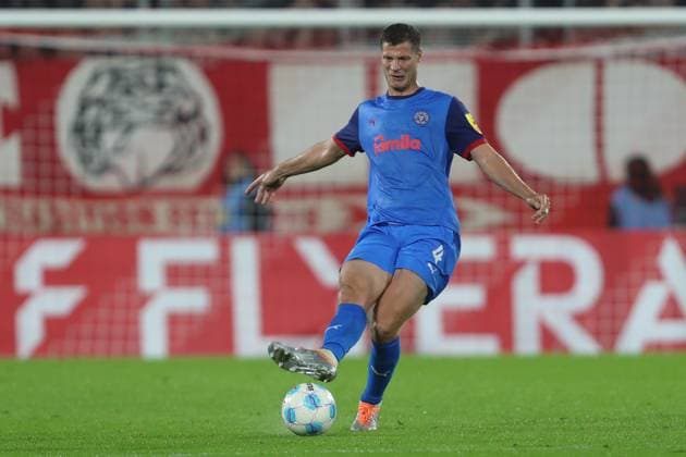 Patrick Erras (Holstein Kiel) in Aktion, am Ball, Einzelaktion waehrend des Spiels der zweiten Runde des DFB-Pokal zwischen 1. FC Köln und Holstein Kiel, RheinEnergieStadion am 29. October 2024 in Köln, Deutschland. (Foto von Oliver Kaelke DeFodi Images) +++ Patrick Erras (Holstein Kiel) controls the ball during the second Round of DFB-Pokal match between 1. FC Köln and Holstein Kiel at RheinEnergieStadion on October 29, 2024 in Cologne, Germany. (Photo by Oliver Kaelke DeFodi Images) DFL regulations prohibit any use of photographs as image sequences and or quasi-video. not used in POL SRB CRO FRA GBR NED ITA USA Defodi-678_2024_10_29_OK_KOEKSV_0980 *** Patrick Erras Holstein Kiel in action, on the ball, single action during the second round of DFB Pokal match between 1 FC Köln and Holstein Kiel, RheinEnergieStadion on October 29, 2024 in Cologne, Germany Photo by Oliver Kaelke DeFodi Images Patrick Erras Holstein Kiel controls the ball during the second round of DFB Pokal match between 1 FC Köln and Holstein Kiel at RheinEnergieStadion on October 29, 2024 in Cologne, Germany Photo by Oliver Kaelke DeFodi Images DFL regulations prohibit any use of photographs as image sequences and or quasi video not used in POL SRB CRO FRA GBR NED ITA USA Defodi 678 2024 10 29 OK KOEKSV 0980 Defodi-678 not used in POL SRB CRO FRA GBR NED ITA USA DFL regulations prohibit any use of photographs as image sequences and or quasi-video.