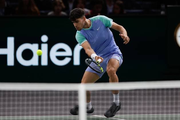 Paris, 29 10 2024 Tennis Rolex Paris Masters 2024, Nicolas Jarry Carlos Alcaraz v l , Carlos Alcaraz plays a forehand Copyright: AntonioxBorga