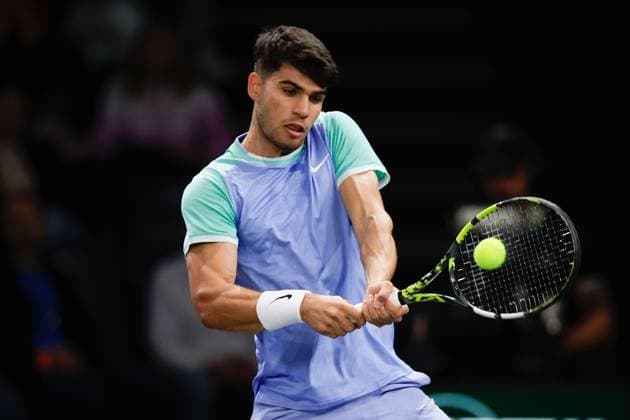 Paris, 29 10 2024 Tennis Rolex Paris Masters 2024, Nicolas Jarry Carlos Alcaraz v l , Carlos Alcaraz plays a backhand Copyright: AntonioxBorga