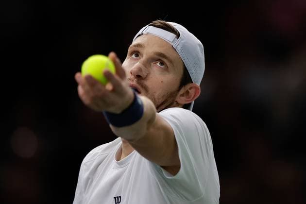 Paris, 29 10 2024 Tennis Rolex Paris Masters 2024, Nicolas Jarry Carlos Alcaraz v l , Nicolas Jarry makes a serve Copyright: AntonioxBorga