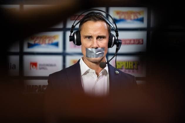 Sport Themen der Woche KW44 Bilder des Jahres 2024, Sport 10 Oktober Sport Bilder des Tages 241029 Frölundas tränare Roger Rönnberg intervjuas under ishockeymatchen i SHL mellan Frölunda och Skelleftea den 29 oktober 2024 i Göteborg. *** 241029 Frölundas coach Roger Rönnberg is interviewed during the SHL ice hockey match between Frölunda and Skelleftea on October 29, 2024 in Gothenburg  Copyright: MICHAELxERICHSEN BB241029MI094