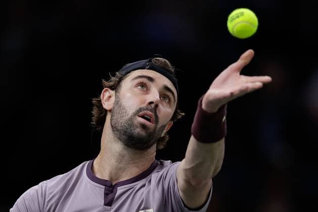 Paris, 29 10 2024 Tennis Rolex Paris Masters 2024, Casper Ruud Jordan Thompson v l , Jordan Thompson makes a serve Copyright: AntonioxBorga
