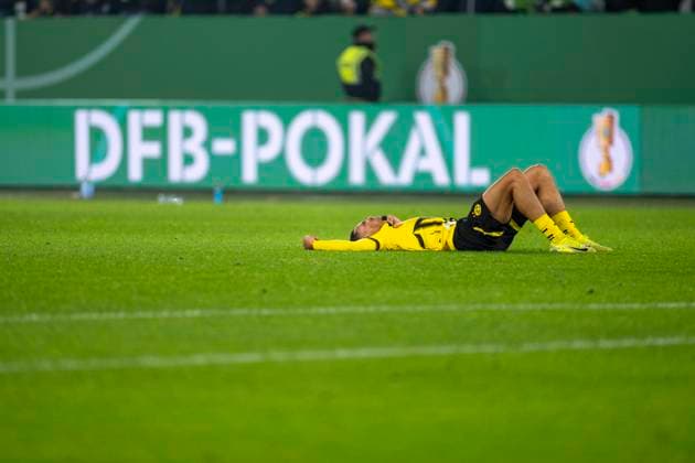 Bilder des Jahres 2024, Sport 10 Oktober 29.10.2024: Fußball: DFB-Pokal, 2. Runde, VfL Wolfsburg - Borussia Dortmund in der Volkswagen Arena. Dortmunds Felix Nmecha liegt enttäuscht auf dem Rasen. Wichtiger Hinweis: Gemaess den Vorgaben der DFL Deutsche Fussball Liga bzw. des DFB Deutscher Fussball-Bund ist es untersagt, in dem Stadion und oder vom Spiel angefertigte Fotoaufnahmen in Form von Sequenzbildern und oder videoaehnlichen Fotostrecken zu verwerten bzw. verwerten zu lassen. *** 29 10 2024 Football DFB Cup, 2nd round, VfL Wolfsburg Borussia Dortmund in the Volkswagen Arena Dortmunds Felix Nmecha lies disappointed on the pitch Important note According to the regulations of the DFL German Football League and the DFB German Football Association, it is prohibited to use or have used photographs taken in the stadium and or of the match in the form of sequential images and or video-like photo series Copyright: xDavidxInderliedx