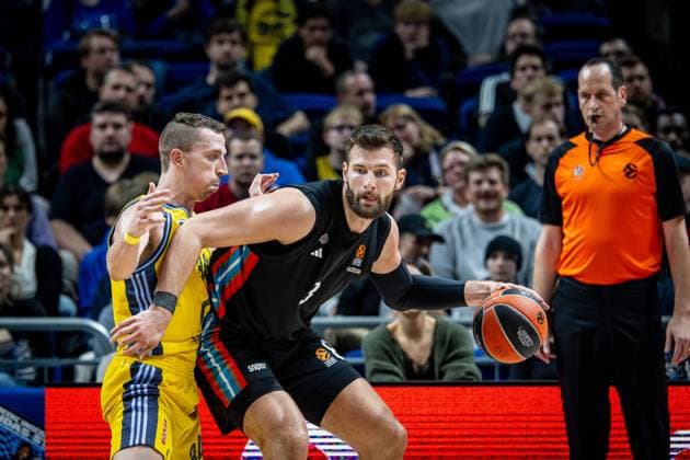 Basketball Berlin 29 10 2024 Season 2024 2025 Euroleague Alba Berlin Paris Basket Leon Kratzer Paris, No 08 Justin Bean Alba Berlin, No 34