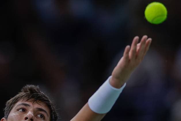 Paris, 30 10 2024 Tennis Rolex Paris Masters 2024, Alexei Popyrin Daniil Medvedev v l , Alexei Popyrin makes a serve Copyright: AntonioxBorga