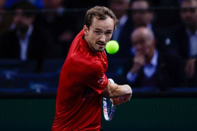 Paris, 30 10 2024 Tennis Rolex Paris Masters 2024, Alexei Popyrin Daniil Medvedev v l , Daniil Medvedev makes a serve Concentrated on the ball Copyright: AntonioxBorga
