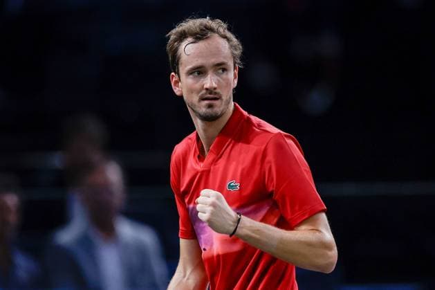 Paris, 30 10 2024 Tennis Rolex Paris Masters 2024, Alexei Popyrin Daniil Medvedev v l , Daniil Medvedev cheers, makes a fist Copyright: AntonioxBorga