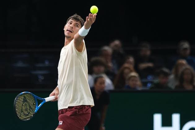 October 30, 2024, Paris, France: ALEXEI POPYRIN (AUS) returns the ball to DANIL MEDVEDEV (RUS) during the day three of Rolex Paris Masters 1000 tournament at Paris Accor Arena Stadium in Paris France..Popyrin won 6:4 2:6 7:6 Paris France - ZUMAp119 20241030_zaf_p119_006 Copyright: xPierrexSteveninx