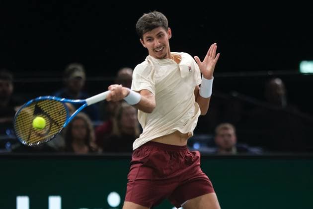 October 30, 2024, Paris, France: ALEXEI POPYRIN (AUS) returns the ball to DANIL MEDVEDEV (RUS) during the day three of Rolex Paris Masters 1000 tournament at Paris Accor Arena Stadium in Paris France..Popyrin won 6:4 2:6 7:6 Paris France - ZUMAp119 20241030_zaf_p119_023 Copyright: xPierrexSteveninx