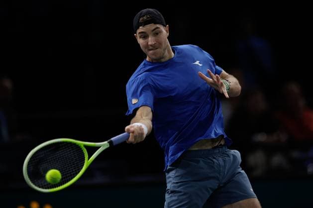Paris, 30 10 2024 Tennis Rolex Paris Masters 2024, Arthur Fils FRA Jan Lennard Struff GER v l , Jan Lennard Struff GER plays a backhand Copyright: AntonioxBorga