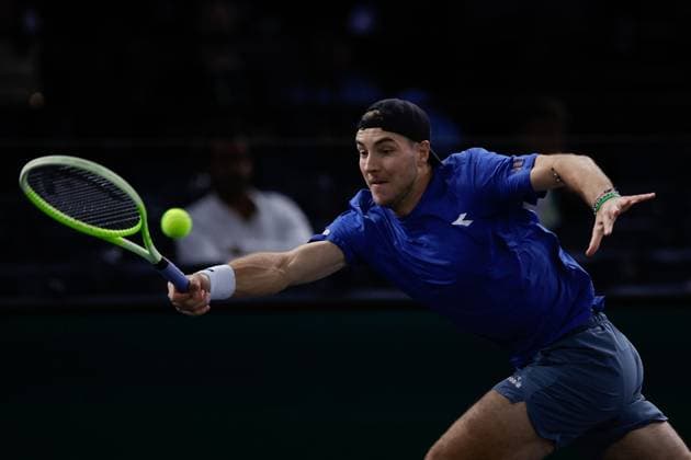 Paris, 30 10 2024 Tennis Rolex Paris Masters 2024, Arthur Fils FRA Jan Lennard Struff GER v l , Jan Lennard Struff GER plays a backhand, has to stretch out Copyright: AntonioxBorga