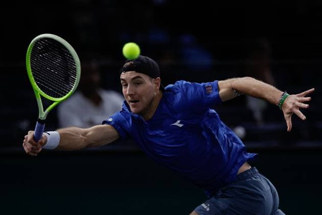 Paris, 30 10 2024 Tennis Rolex Paris Masters 2024, Arthur Fils FRA Jan Lennard Struff GER v l , Jan Lennard Struff GER plays a backhand, has to stretch out Copyright: AntonioxBorga