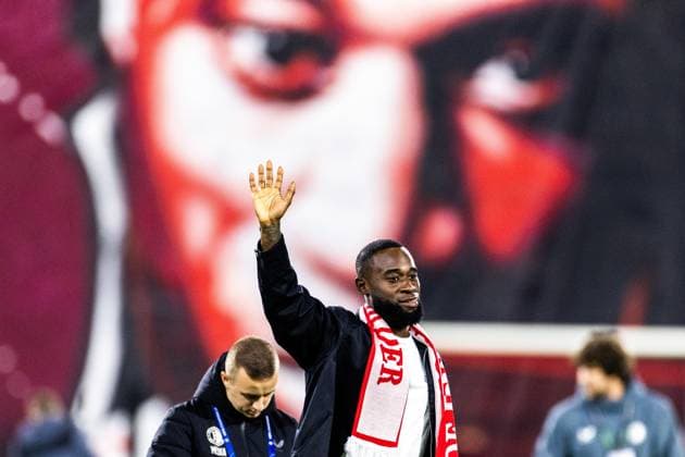 ROTTERDAM - Lutsharel Geertruida says goodbye during the Dutch Eredivisie match between Feyenoord and Ajax at Feyenoord Stadium de Kuip on Oct. 30, 2024 in Rotterdam, Netherlands. ANP ROBIN VAN LONKHUIJSEN Dutch Eredivisie 2024 25 xVIxANPxSportx xxANPxIVx 512267170 originalFilename: 512267170.jpg