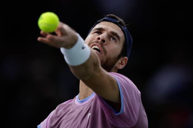 Paris, 30 10 2024 Tennis Rolex Paris Masters 2024, Giovanni Mpetshi Perricard FRA Karen Abgarovich Khachanov v l , Karen Abgarovich Khachanov makes a serve Copyright: AntonioxBorga