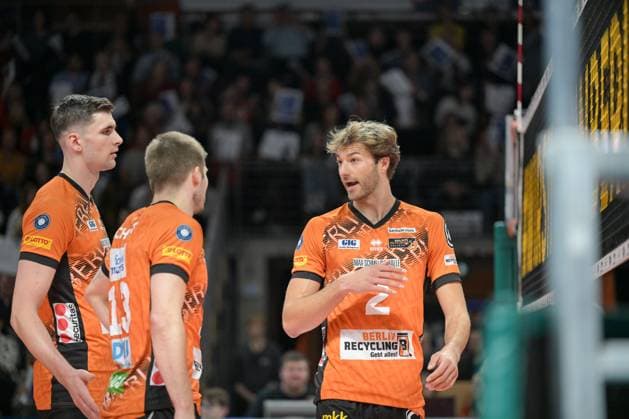 Berlin, Germany 30 October 2024 1 VBL 2024 2025 Berlin Recycling Volleys vs VC Bitterfeld Wolfen Pictured from left Jake Hanes BR Volleys , Ruben Schott BR Volleys , Matthew Knigge BR Volleys Copyright: xFotostandx xReuhlx