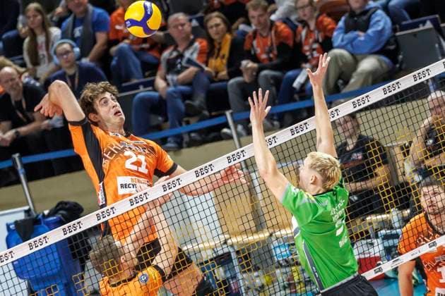 30.10.24, Berlin, Volleyball: 1.Bundesliga, Maenner, 6. Spieltag, BR Volleys - VC Bitterfeld-Wolfen, Max-Schmeling-Halle. Berlins Tobias Krick schlägt den Ball über das Netz. BR Volleys - VC Bitterfeld-Wolfen