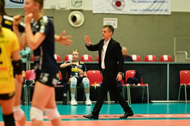 Laszlo Hollosy Head Coach VfB Suhl Lotto Thueringen Dresdner SC vs VfB Suhl Lotto Thueringen, 1 Volleyball Bundesliga Women, Season 2024 2025, 30 10 2024 Dresdner SC vs VfB Suhl Lotto Thueringen, 1 Volleyball Bundesliga Women, Season 2024 2025, 30 10 2024 Dresden Copyright: xEibner-Pressefoto PatrickxHoepnex EP_PHR